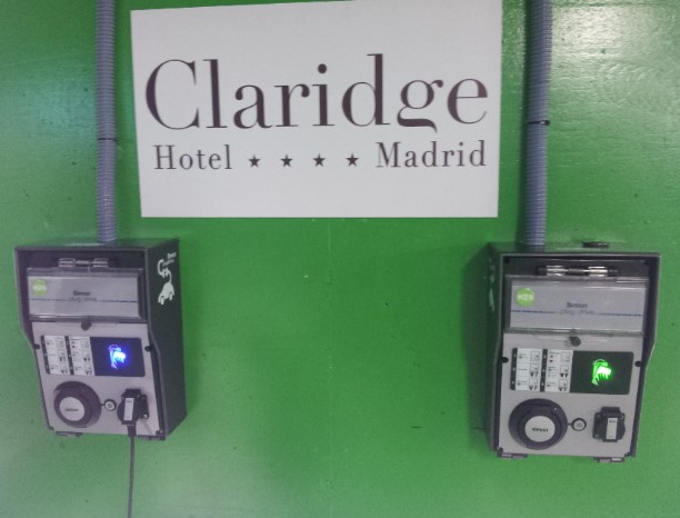recarga de vehículo eléctrico entornos corporativos en parkings de hoteles