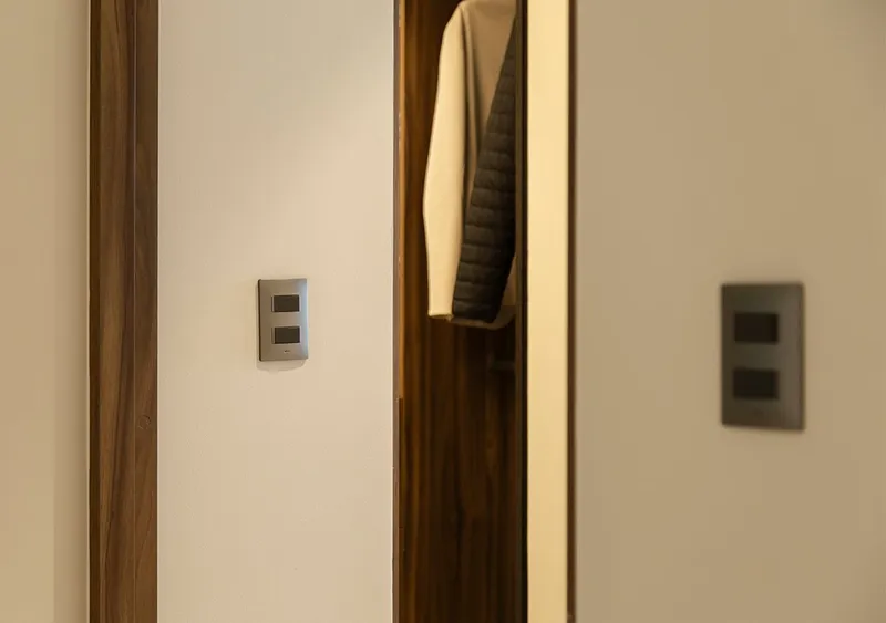 Simon 26 — graphite-coloured plate on a wall of the same tone, showing the chromatic integration between chassis and wall.