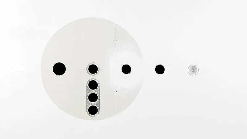 White circular disc with Simon Hole patented X-LESS system