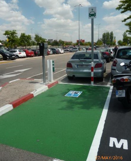 punto de recarga de vehículo eléctrico en entornos de cliente corporativo como centros comerciales