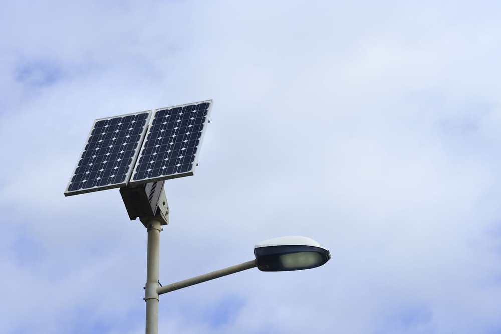ciudad-en-el-futuro-panel-solar-para-alumbrado-publico
