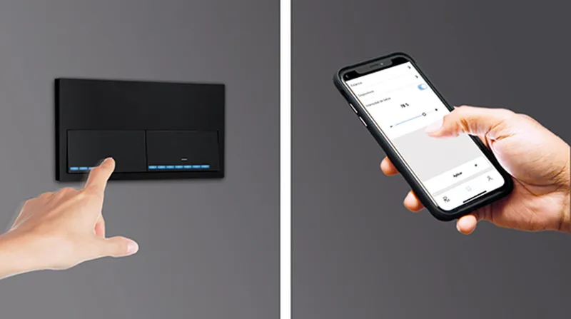 Composition avec main sur bouton Simon Sense et main tenant un téléphone avec l'app Simon iO