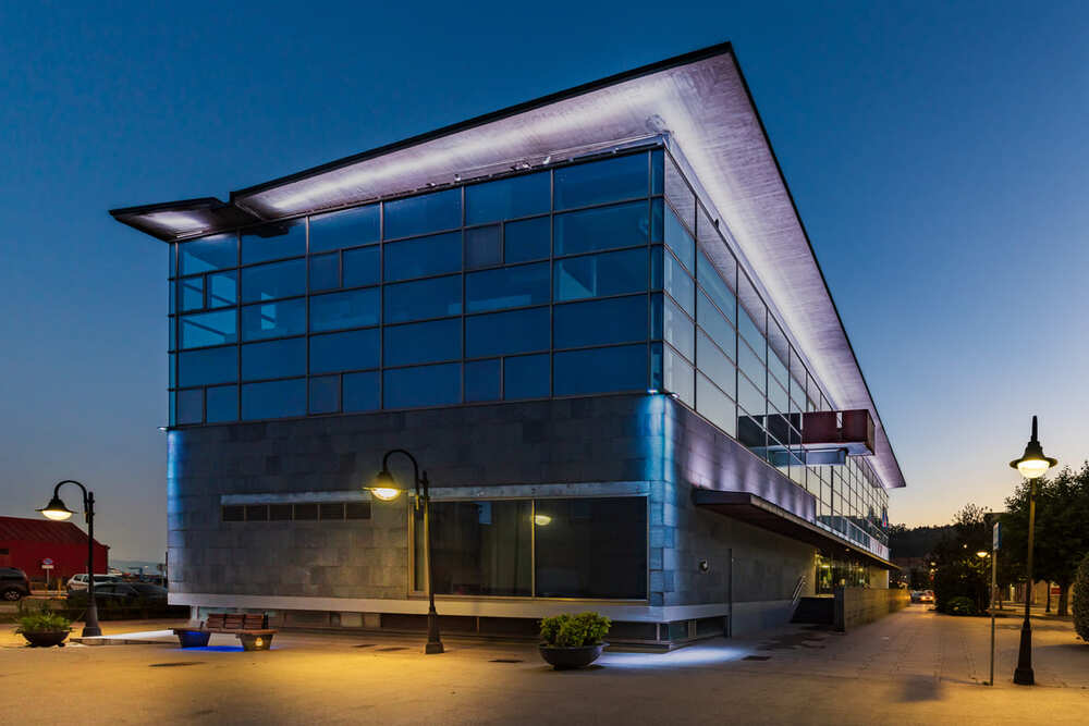 iluminación de fachadas ejemplo en edificio municipal