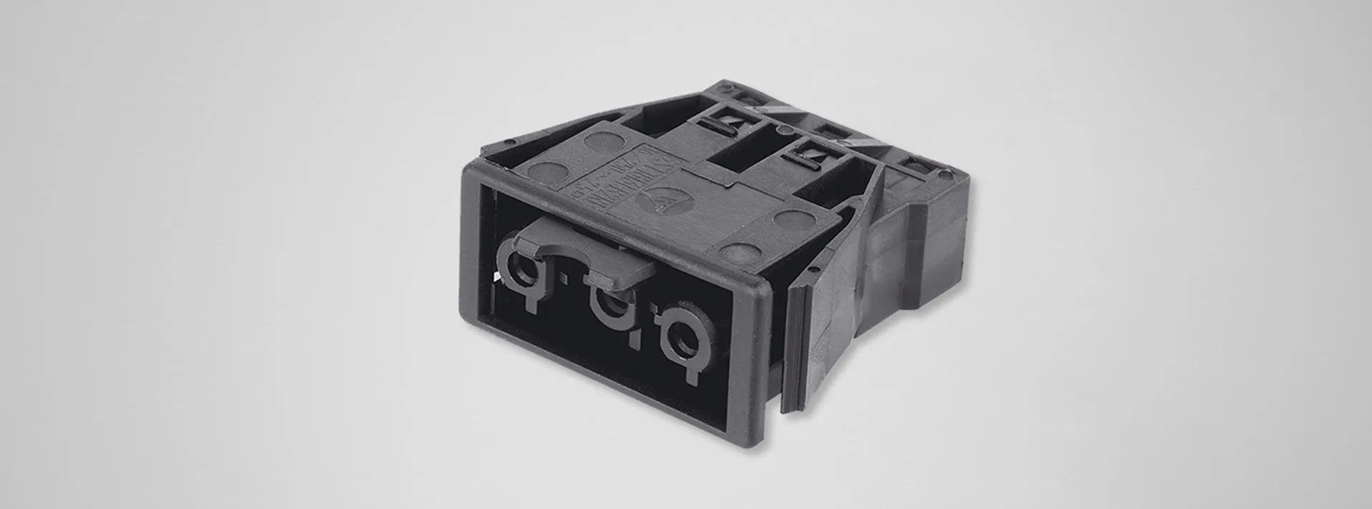 Conector Simon Cableado eléctrico de 3 polos vista isométrica sobre fondo gris