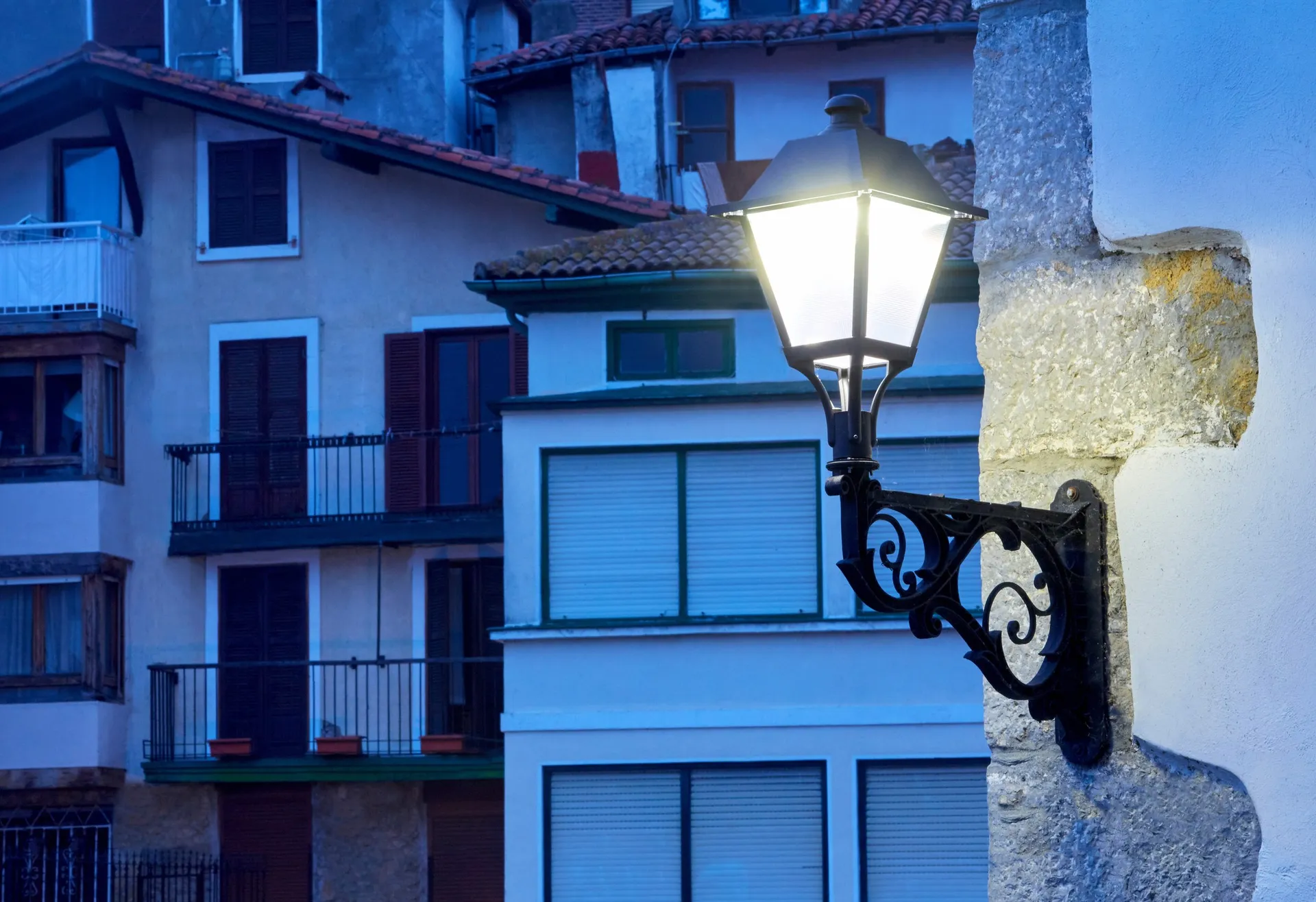 Façana urbana amb luminària mural Simon Praga M Basic Istanium LED