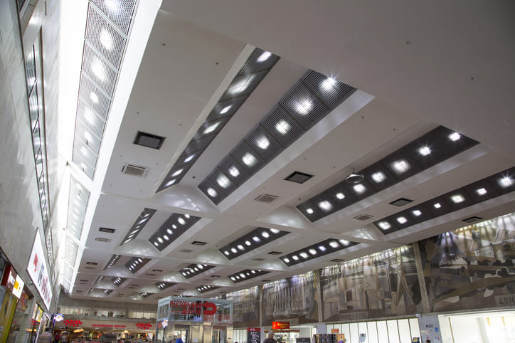 iluminación comercial de un centro comercial