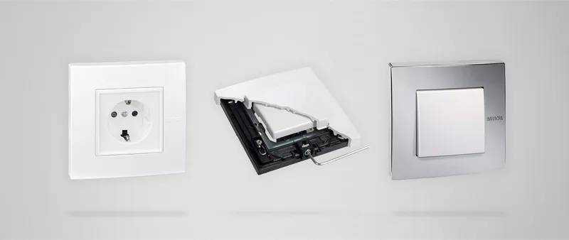 Simon 27 Scudo — три механизма в ряд (белая розетка SCHUKO, рамка с разнесённой накладкой, хромированный выключатель)