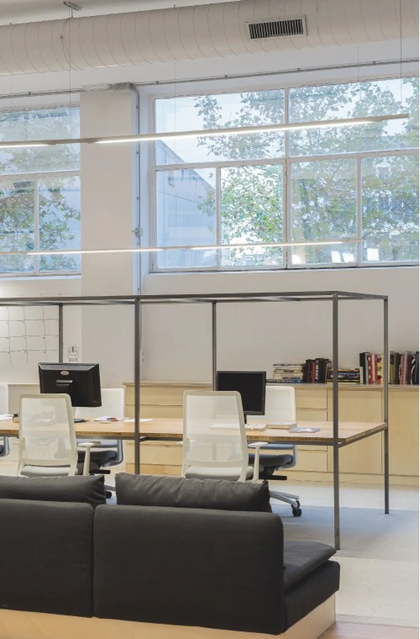 Personalised light — linear Slim System combined with adjustable Drop Spot projectors
