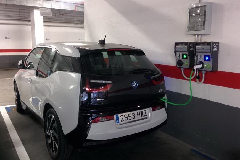 recarga de vehículo eléctrico entornos corporativos en parkings públicos