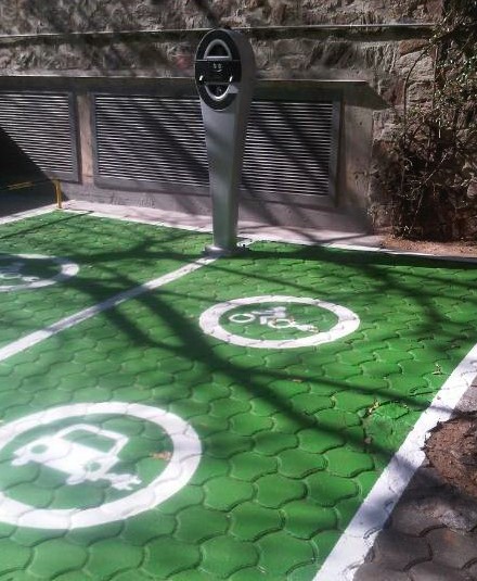 punto de recarga de vehículo eléctrico en entornos de cliente corporativo como universidades y centros educativos