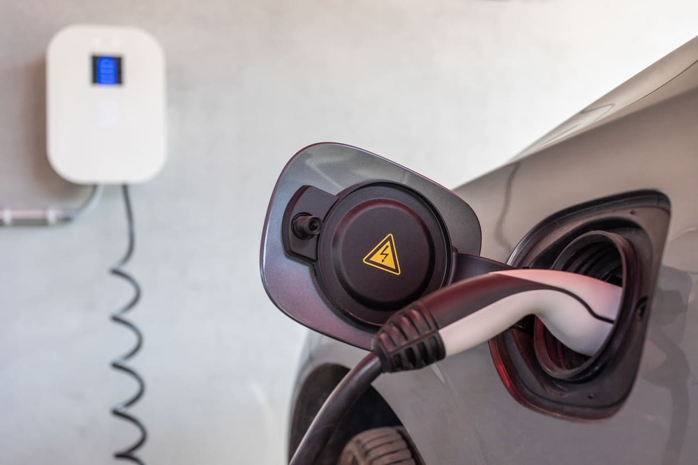 instalar punto de recarga en garaje comunitario wallbox y coche cargando