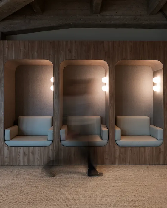 Switch Barcelona hall — adaptive scenes throughout the day
