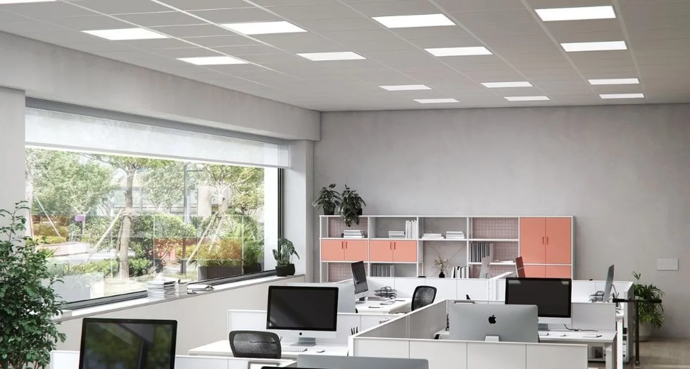Bureau avec plafond technique modulaire éclairé par des luminaires Simon 729