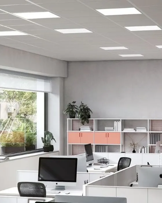 Bureau éclairé par des luminaires modulaires Simon 729 — référence d'application