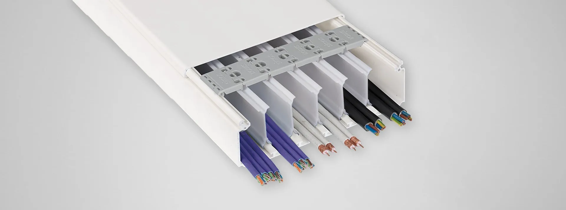 Canal Simon abierto mostrando cables segregados por compartimentos