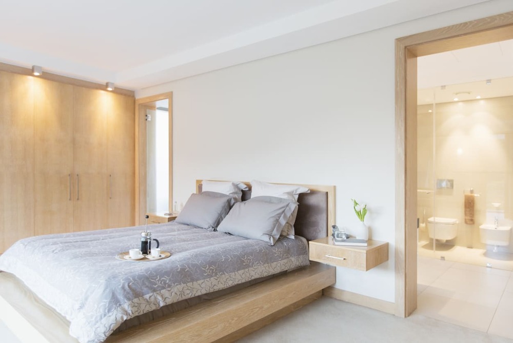 iluminación hoteles dormitorio y baño con luces techo