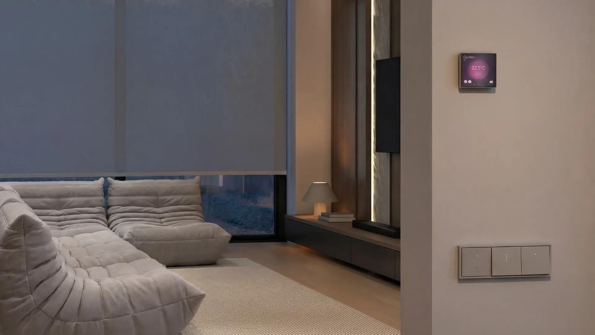 Casa inteligente Simon 360 com interruptor smart sobre parede, termóstato tátil e ambiente noturno quente