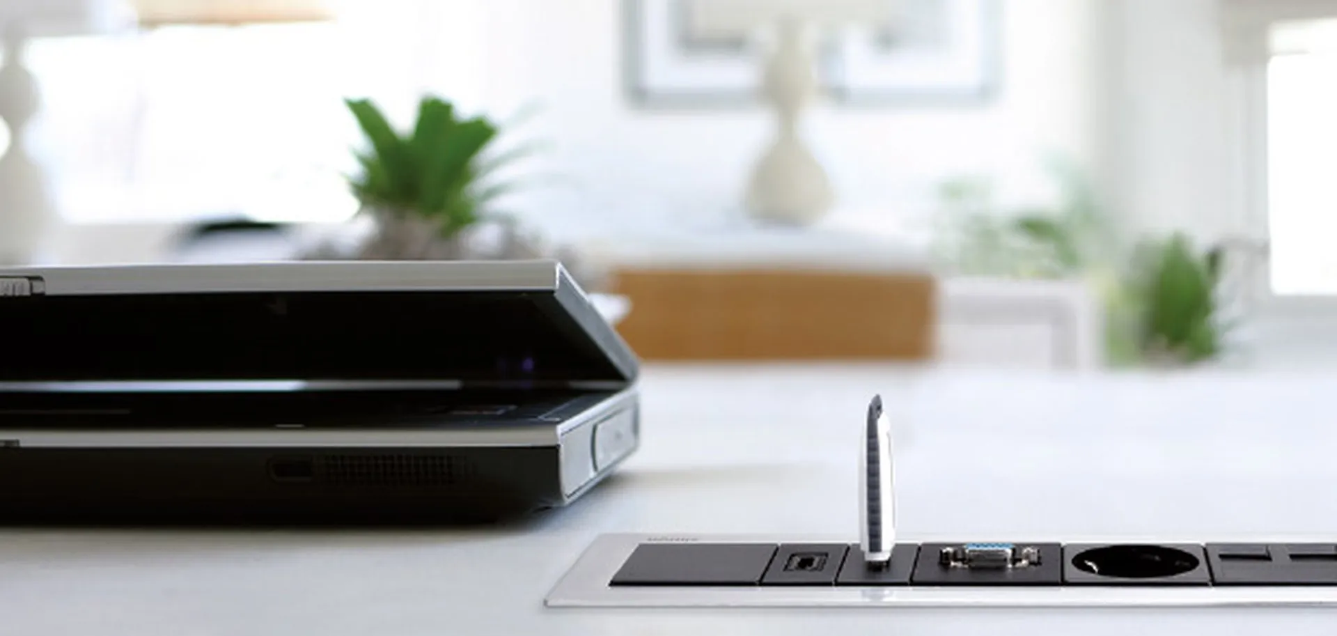 Plaque Simon K45 en aluminium avec connecteurs RJ45, Schuko, VGA, USB et HDMI sur fond clair