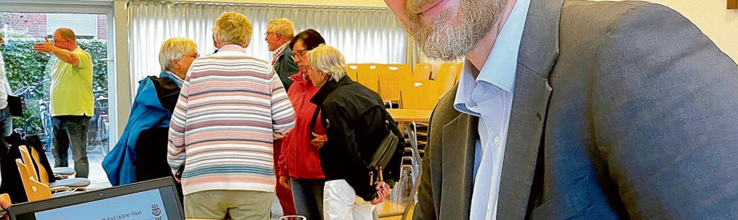 Herr Plaß zeigt die Pläne für das Karl-Leisner-Haus