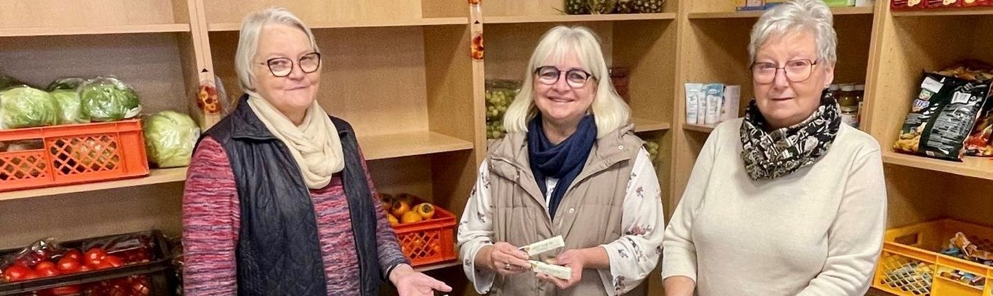 3 Frauen halten die Riegel hoch