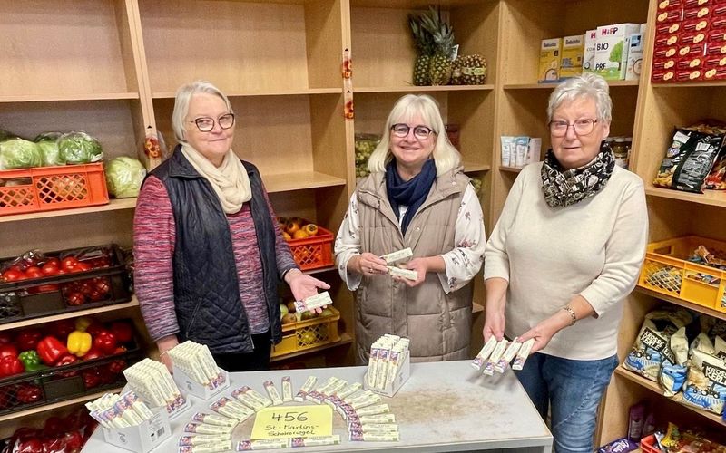 3 Frauen halten die Riegel hoch