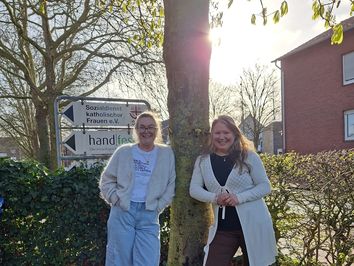 Ulrike Terhaar Claudia Both- Ratzke stehen am Baum