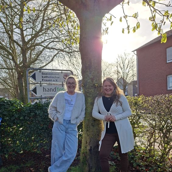 Ulrike Terhaar Claudia Both- Ratzke stehen am Baum