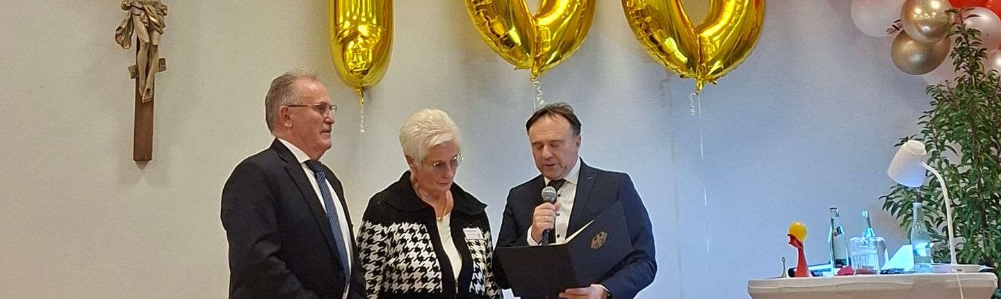 Frau Fischer erhält das Bundesverdienstkreuz vom Lamdrat