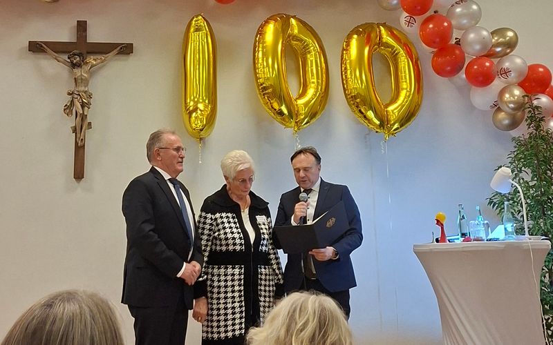 Frau Fischer erhält das Bundesverdienstkreuz vom Lamdrat