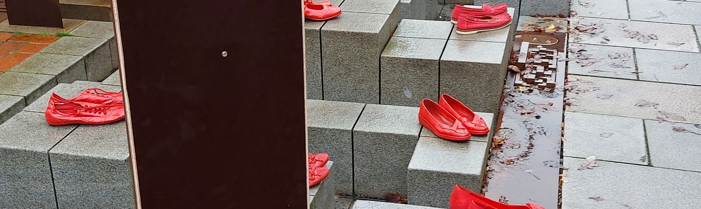 rote Schuhe in der Innenstadt aufgebaut