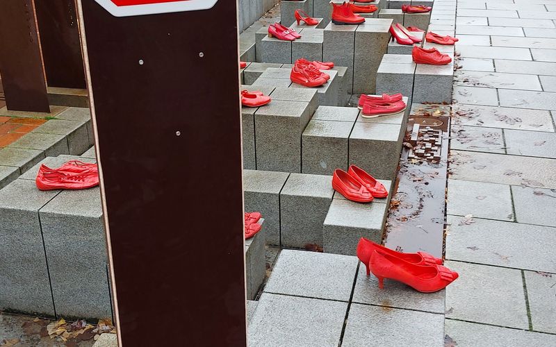 rote Schuhe in der Innenstadt aufgebaut