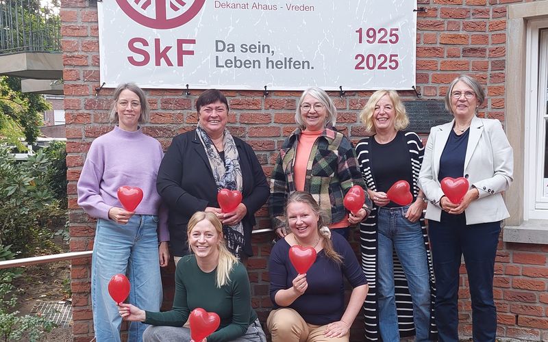 7 Hauptamtliche Mitarbeiterinnen des SkF Ahaus-Vreden mit Herz-Luftnbalons in der Hand