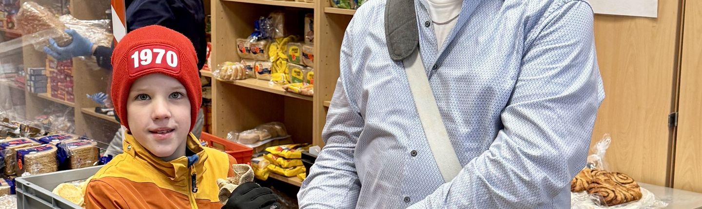 Felix übergibt das gesammelte Geld an Johannes Lügering