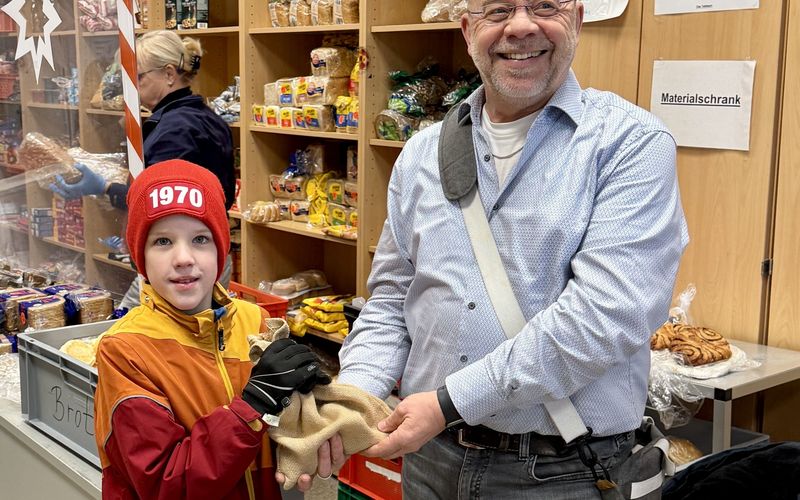 Felix übergibt das gesammelte Geld an Johannes Lügering