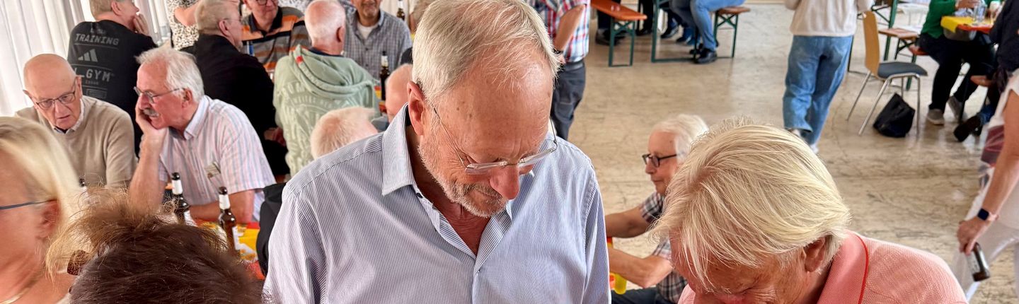 viele Ehrenamtliche puzzeln zusammen