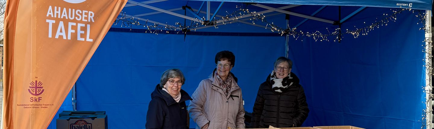 3 Ehrenamtliche der Tafel sammeln Spenden