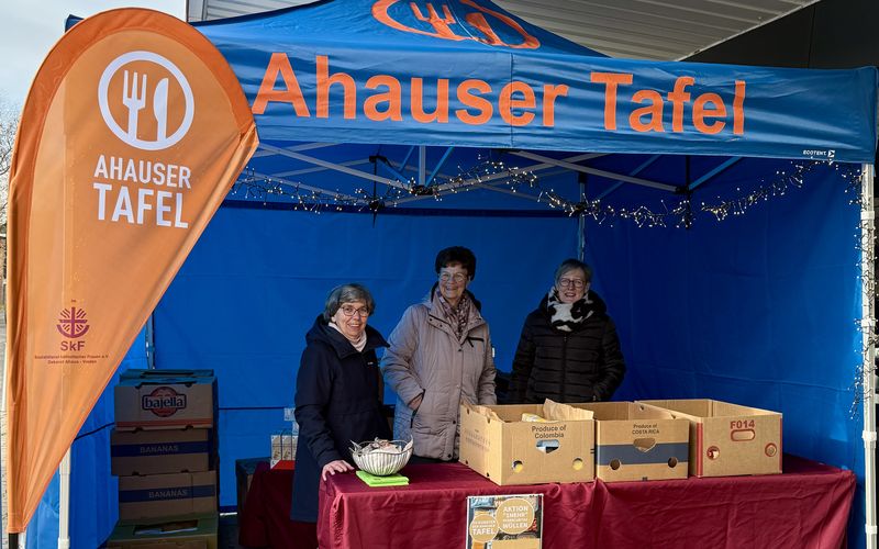 3 Ehrenamtliche der Tafel sammeln Spenden