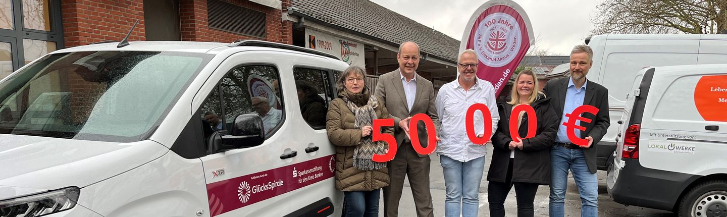 Frau Feldmann (Vorstand SkF), Herr Früchting (Sparkasse), Thomas Wieling (Betreuungsverein), Almuth Heßling (Frühe Hilfen) und Herr Plaß (Geschäftsführung SkF) freuen sich über die Indienstnahme des neuen elektrischen Gefährts