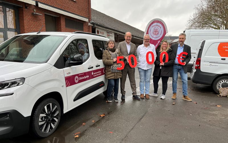 Frau Feldmann (Vorstand SkF), Herr Früchting (Sparkasse), Thomas Wieling (Betreuungsverein), Almuth Heßling (Frühe Hilfen) und Herr Plaß (Geschäftsführung SkF) freuen sich über die Indienstnahme des neuen elektrischen Gefährts