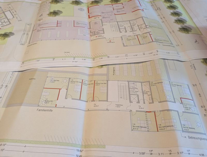 Die Pläne vom Karl-Leisner-Haus liegen in Papierform übereinander