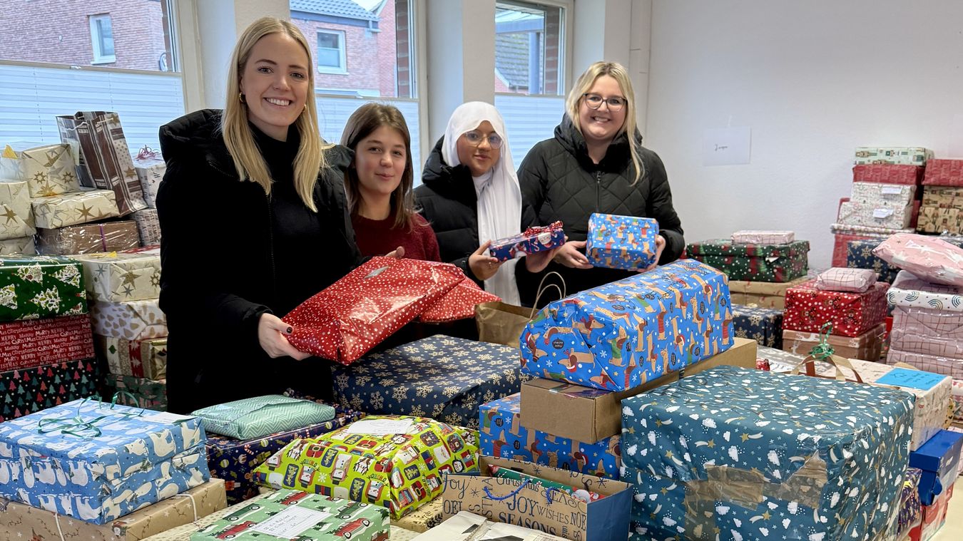 Schülerinnen mit Geschenken