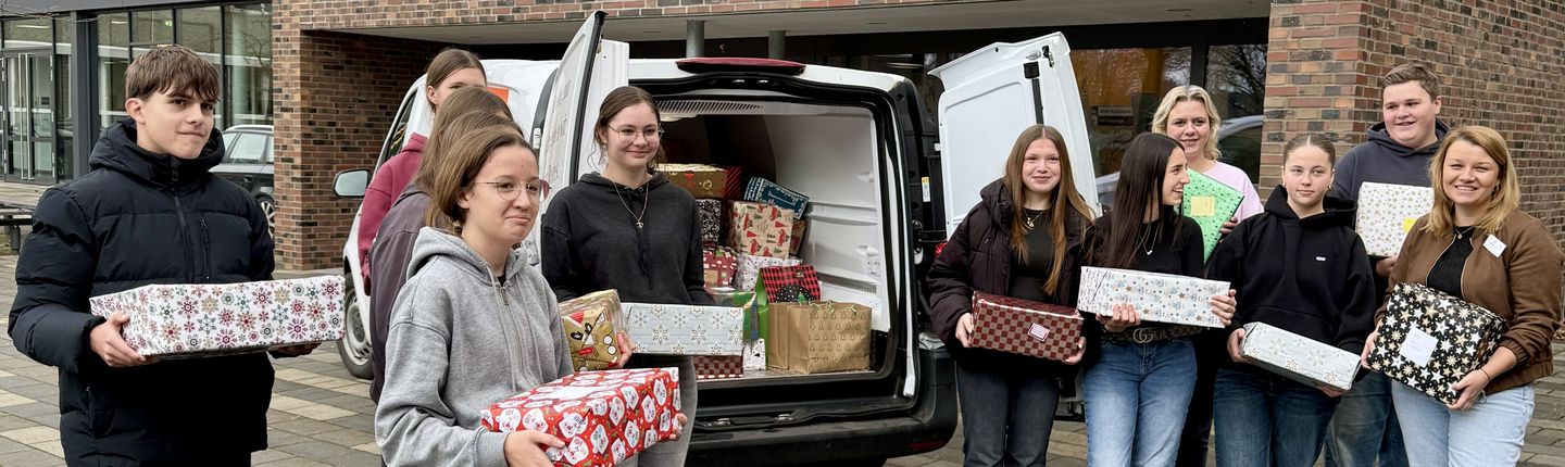 Schüler mit Gechenken