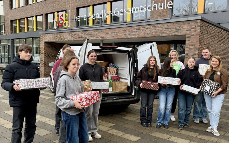 Schüler mit Gechenken