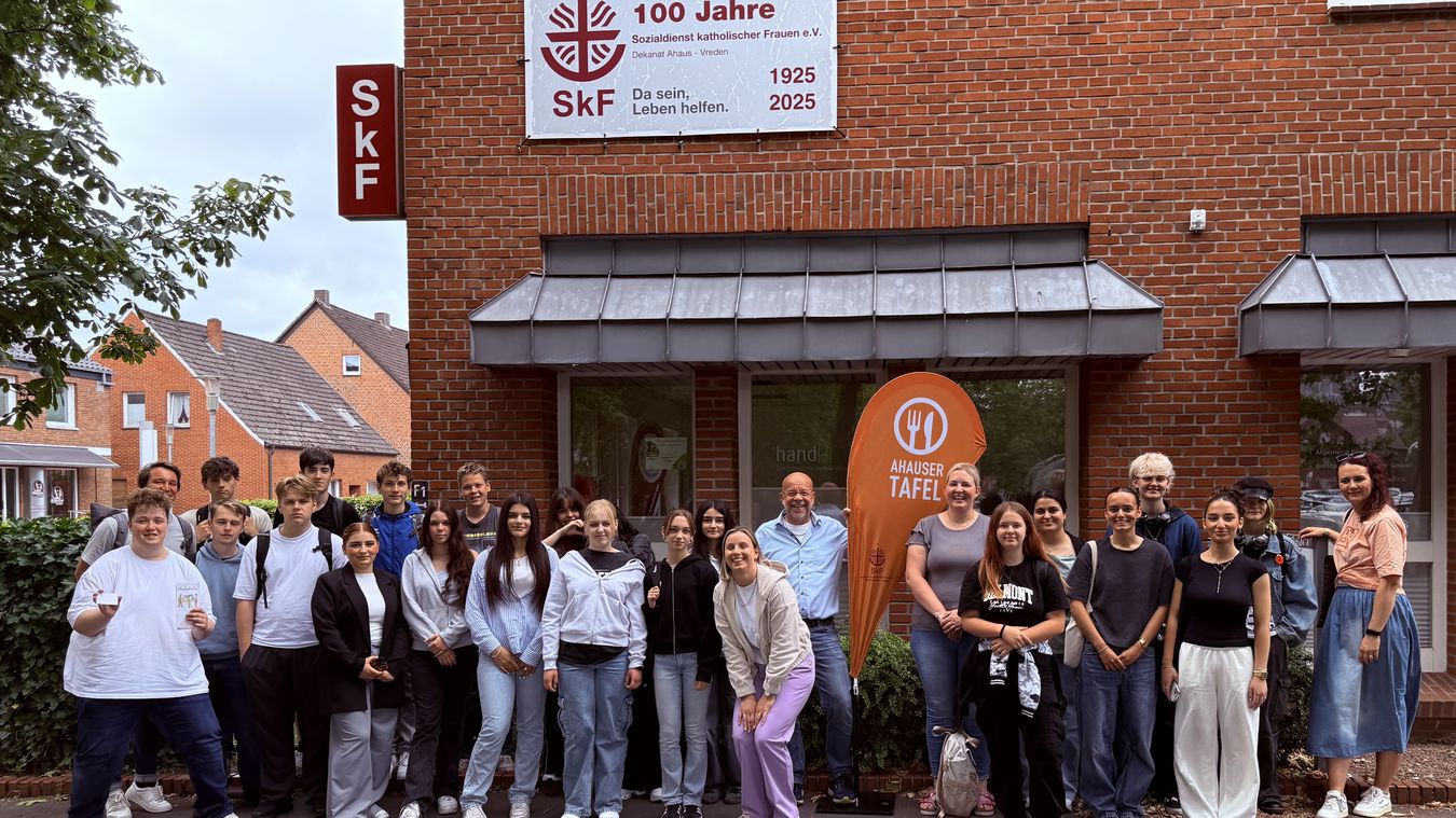 Viele Schüler und der Leiter der Ahauser Tafel stehen vor dem Gebäude