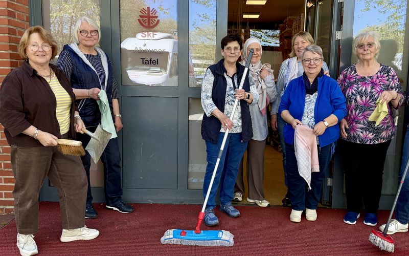8 Frauen stehen mit Putzutensilien vor der Ahauser Tafel