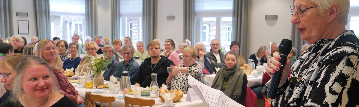 Frau Fischer hält eine Rede, die Ehrenamtlichen hören zu