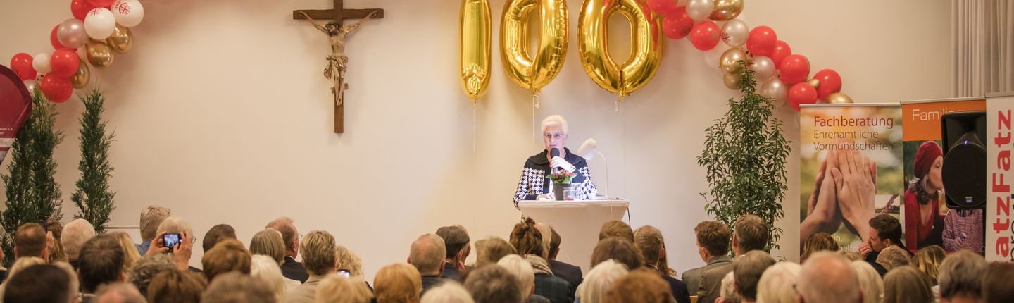Frau Fischer spricht auf dem 100-jährigen Jubiläum vor Publikum