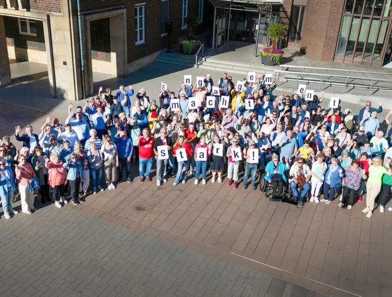Sehr viele Menschen halten Schilder mit Buchstaben hoch. Auf dennen steht "Engagement macht stark"