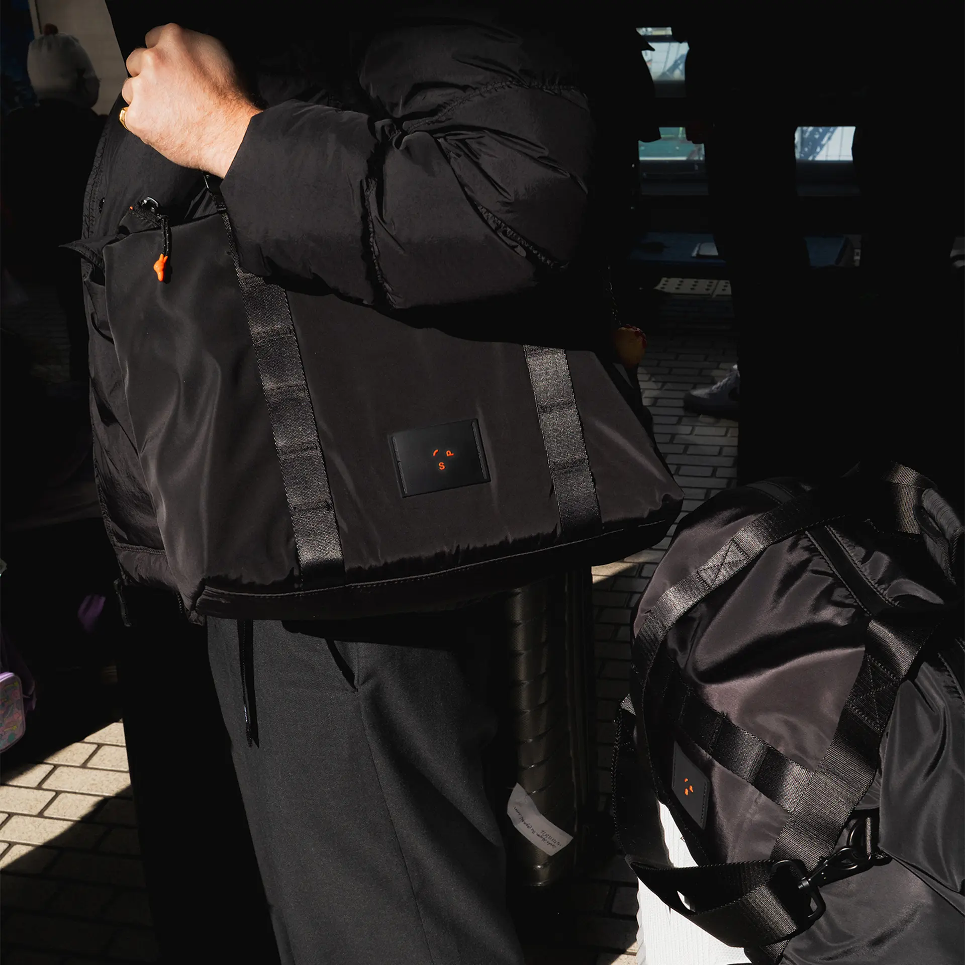 https://a.storyblok.com/f/325752/1500x1500/590e5f95a3/duffle-tote.jpg