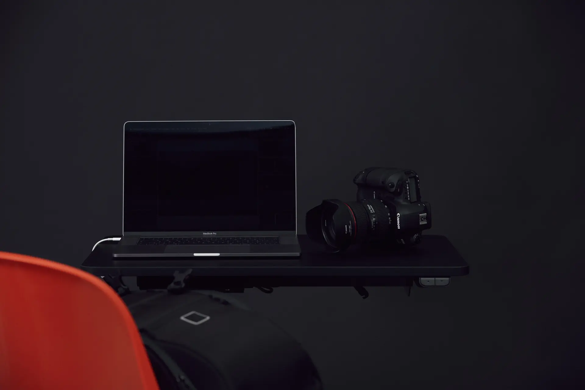 https://a.storyblok.com/f/325752/8688x5792/3cde0d08b4/final_adjustable_table_sptech_ks_22120635877-1.jpg